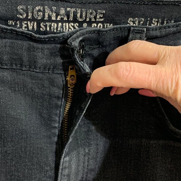 Pre-loved, Signature By Levi Strauss & Co. Black Distressed Unisex Jean, 32x30 - Picture 6 of 16